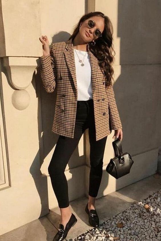 Women's Business casual outfit with a t-shirt, blazer and black jeans